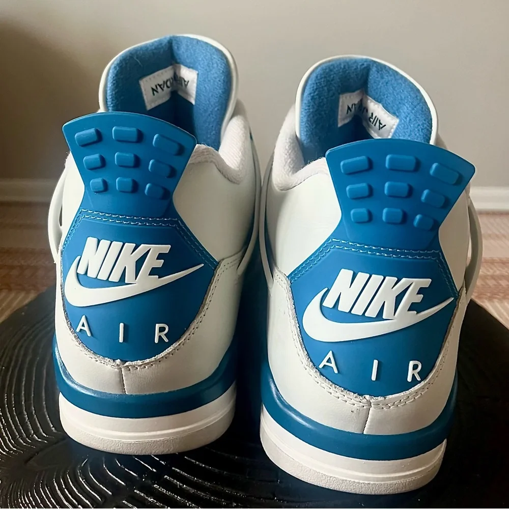 Nike Air Jordan 4 - Picture 3 of 4